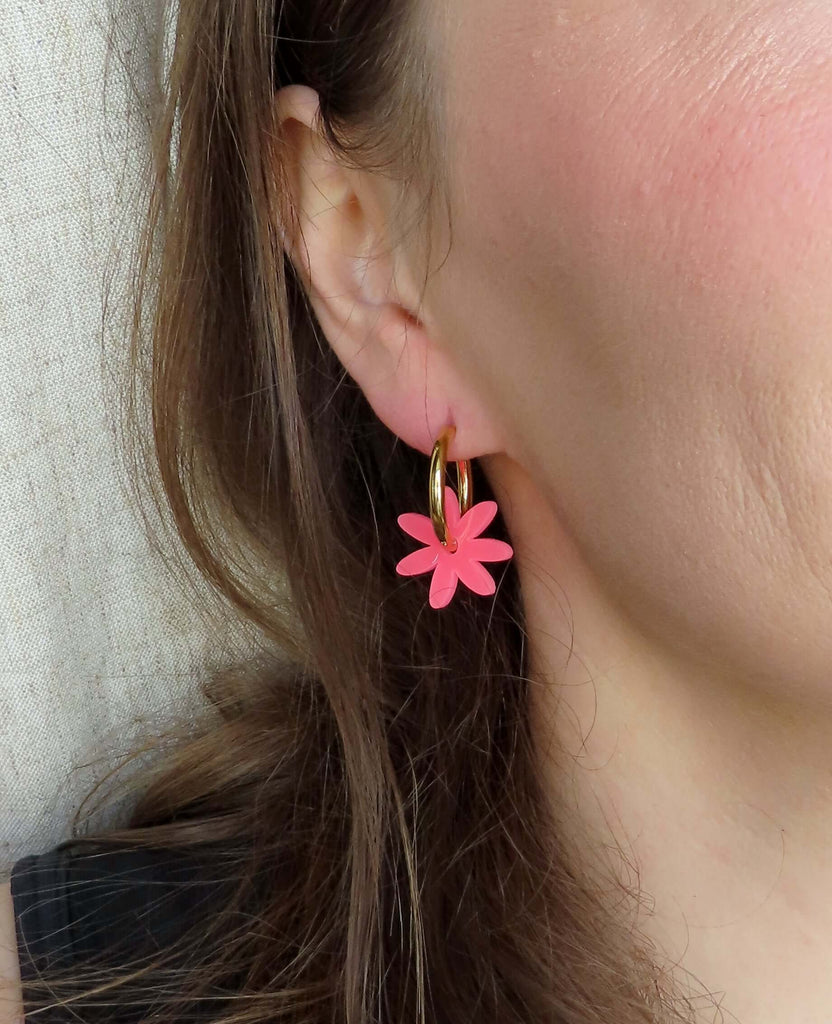 zarte Hoops mit stilisierten Margariten aus leuchtendem Acryl