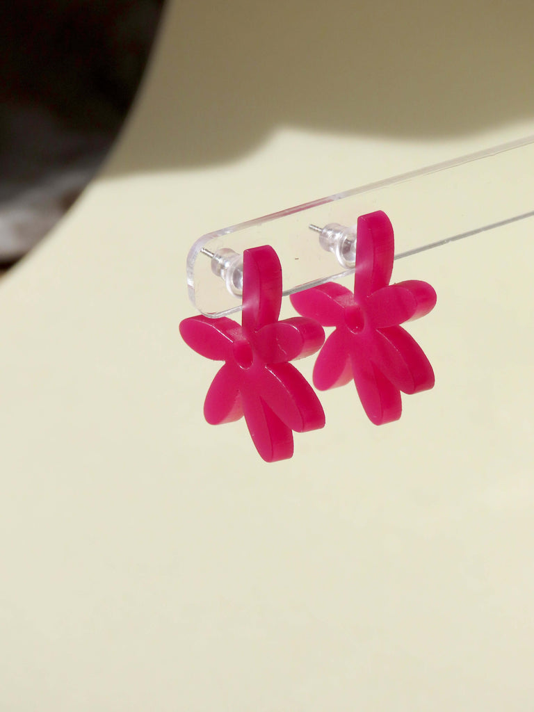 Blumige Ohrringe aus Acryl in Brombeer, inspiriert von stilisierten Margeriten, mit offener Mitte und Edelstahlsteckern