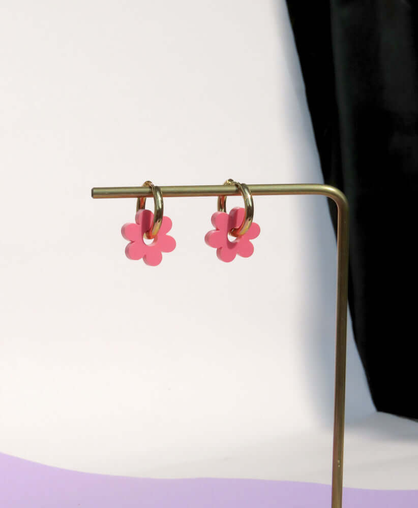 Lachsrosa Flower Hoops mit Acrylblüten und goldfarbenen Edelstahl-Creolen