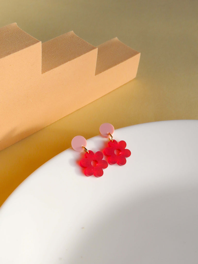 Rote Daisy Acrylanhänger kombiniert mit zarten rosa Ohrsteckern aus Edelstahl
