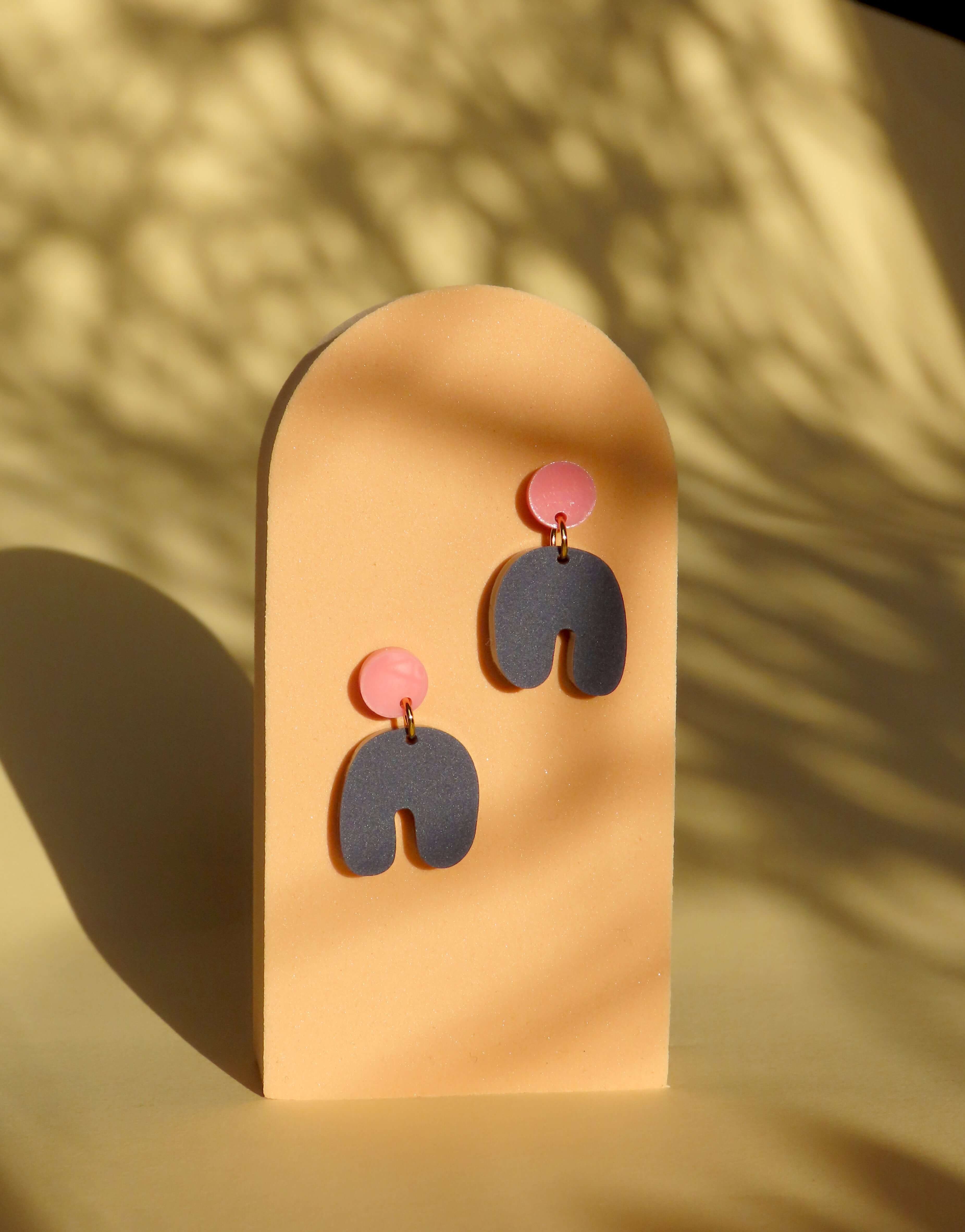 Geometrische Acryl Ohrringe in Rosa Dunkelblau mit rundem Stecker und modernem Bogenanhänger, Edelstahlstecker hautfreundlich