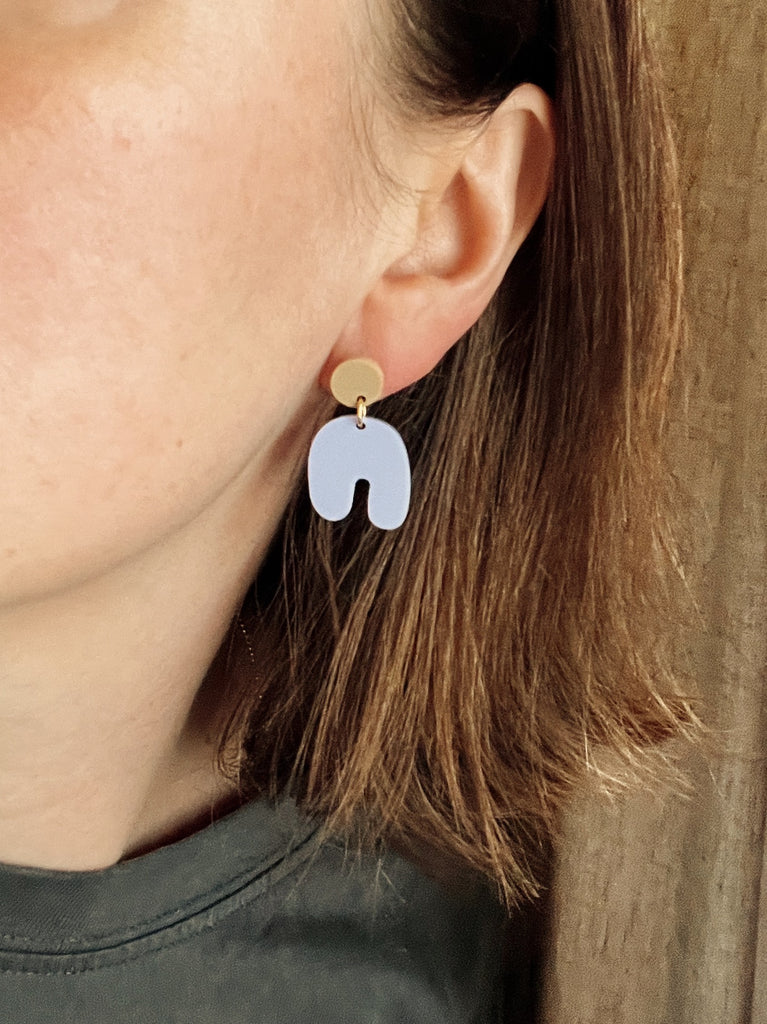 Sandfarbene Acryl Bogen-Ohrringe mit fliederfarbenem Edelstahlstecker