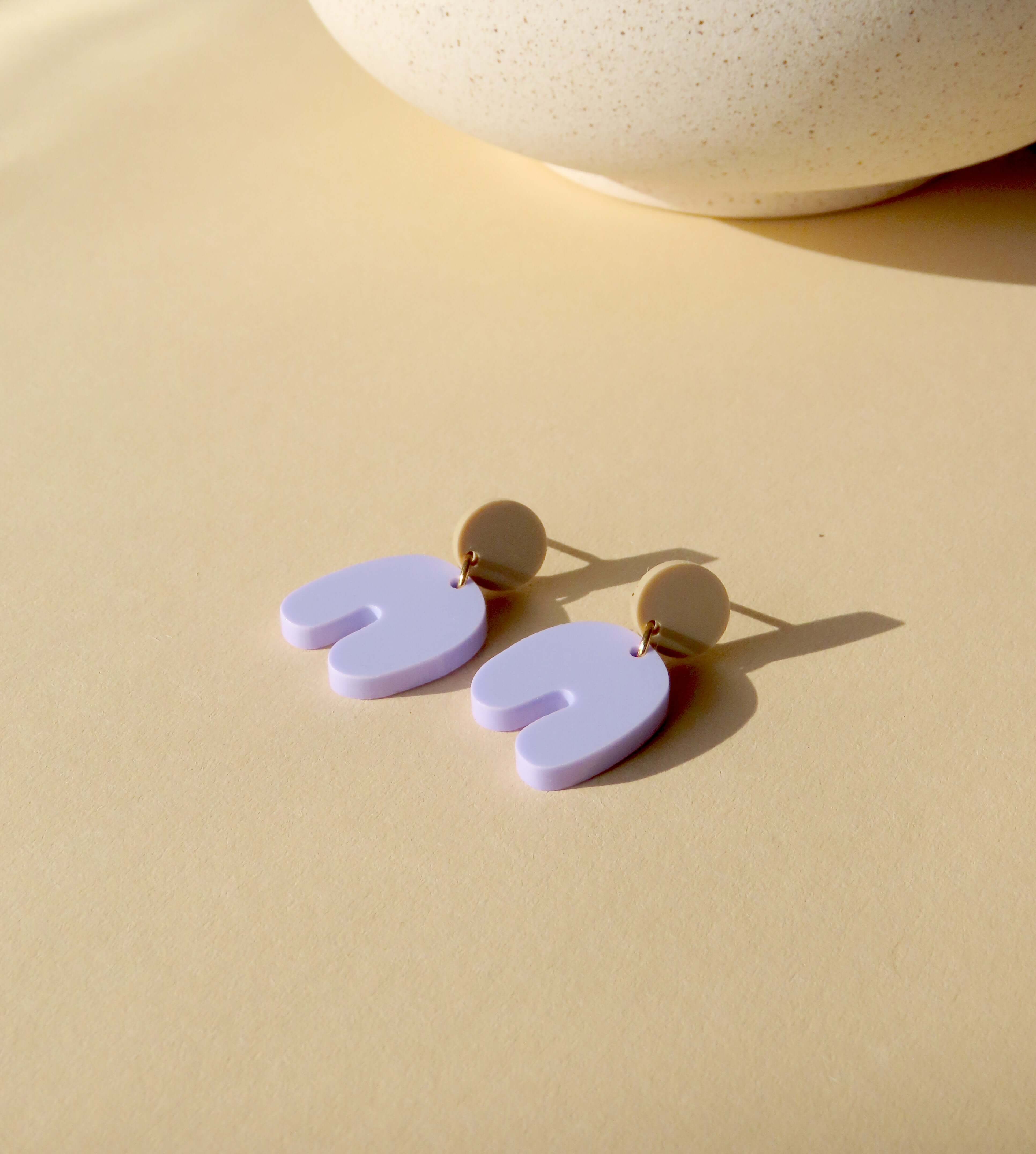 Handgefertigte Squishy Arch Ohrringe aus Acryl in zartem Flieder mit beigem Edelstahlstecker, organisch geschwungene Form