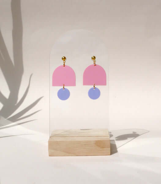 Statement-Ohrringe aus Acryl mit halbrundem Element in Bubblegum-Pink und rundem Anhänger in Flieder-Lila