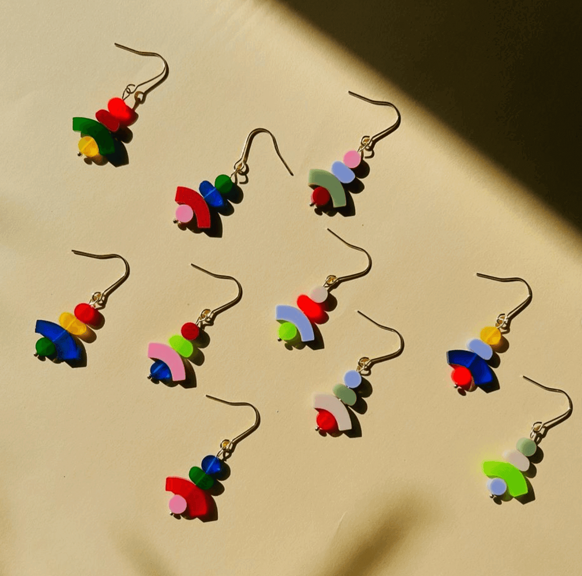 Bunte Acryl Ohrringe verschiedener Cairns Ohrringe aus recyceltem Acryl mit mehrfarbigen geometrischen Anhängern und 14kt Gold Filled Ohrhaken