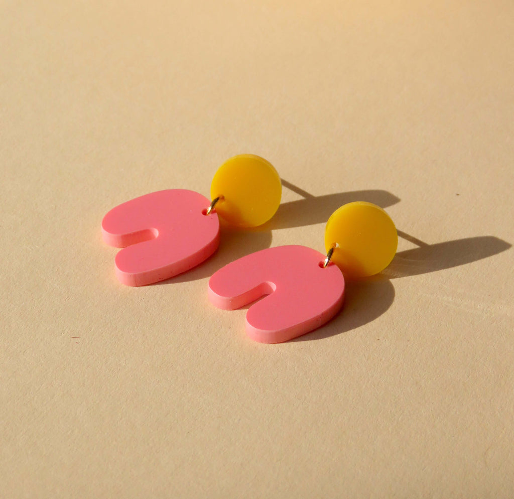 Leichte Statement Ohrringe in Rosa und Gelb mit geometrischem Bogen-Design