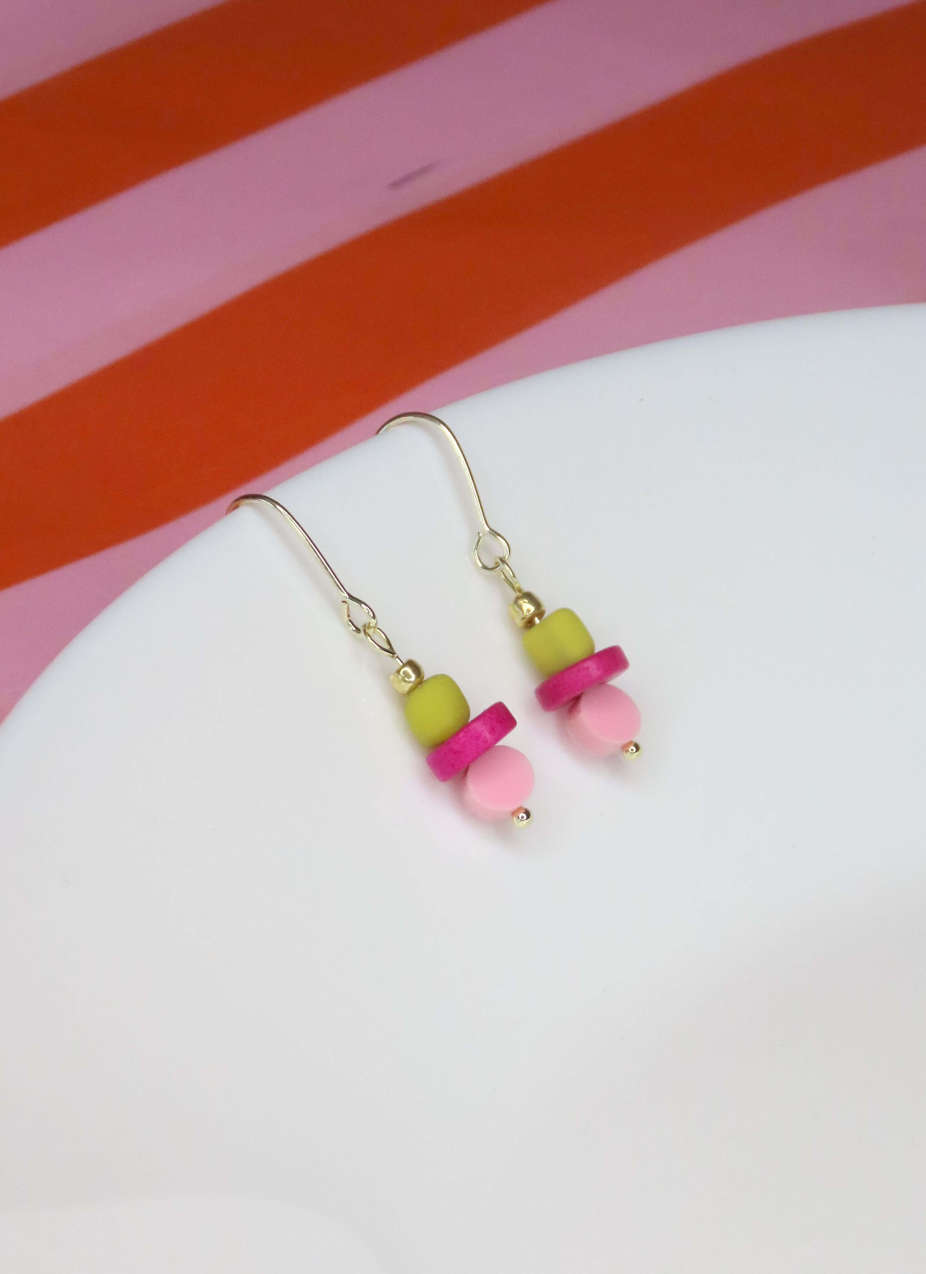 Hängeohrringe mit olivgrünen, pinken und rosafarbenen Acrylperlen auf goldfarbenem Haken

