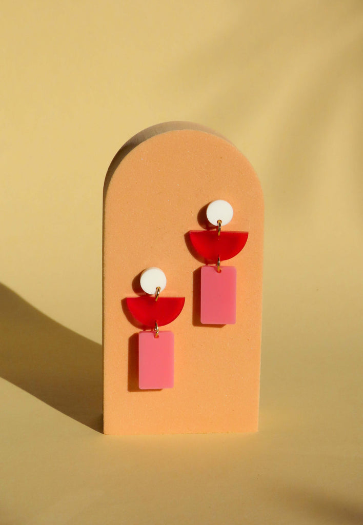 Moderne Statement Ohrringe in Weiß, Rot und Rosa, aus Acryl handgefertigt mit Edelstahl Ohrsteckern
