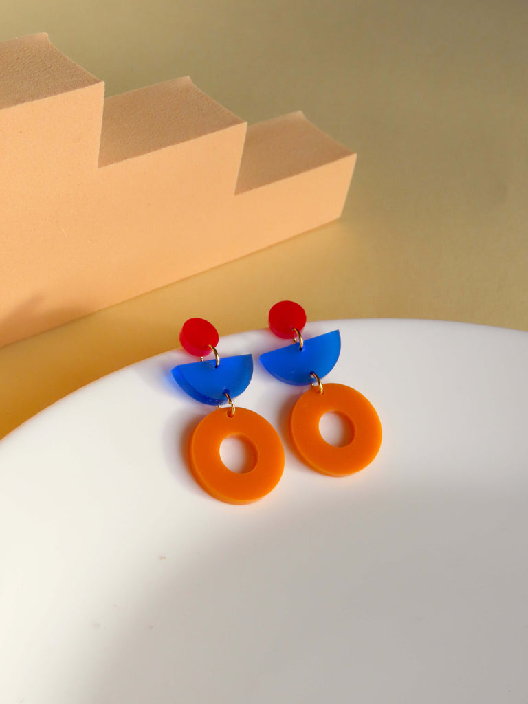 Leichte Acryl-Ohrringe in Orange, Blau und Rot mit kreisförmigen und halbkreisförmigen Elementen, Edelstahlstecker