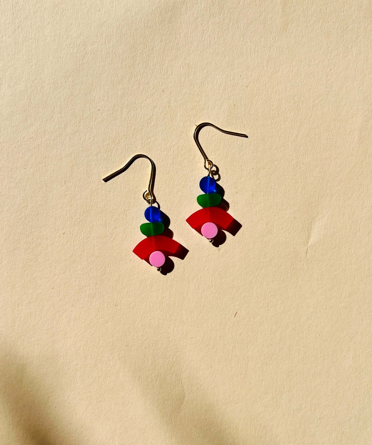 Bunte Cairns Ohrhänger mit geometrischen Acrylformen in Blau, Grün, Rot und Rosa