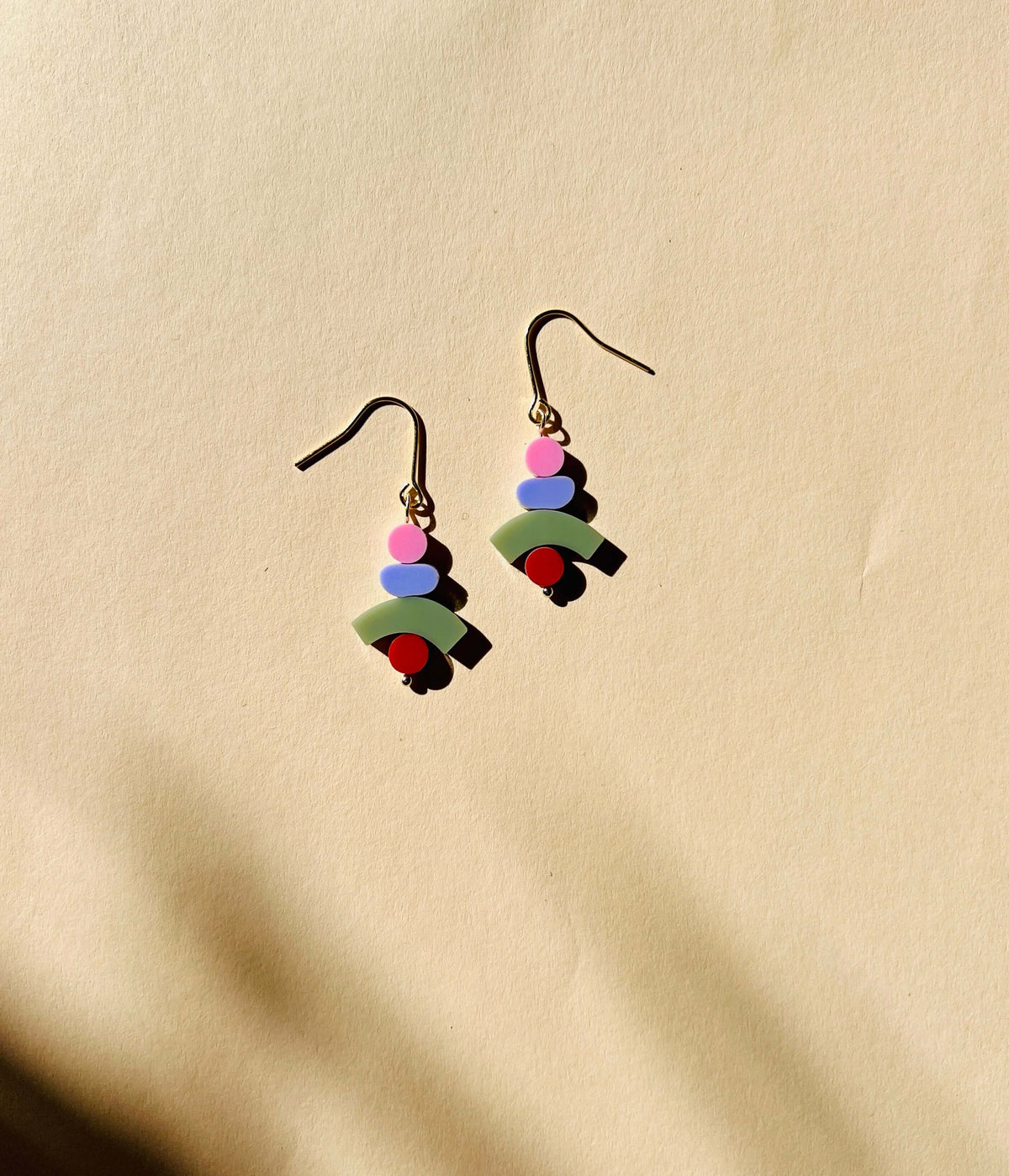 Bunte Cairns Ohrhänger mit geometrischen Acrylformen in Rosa, Flieder, Salbeigrün und Rot