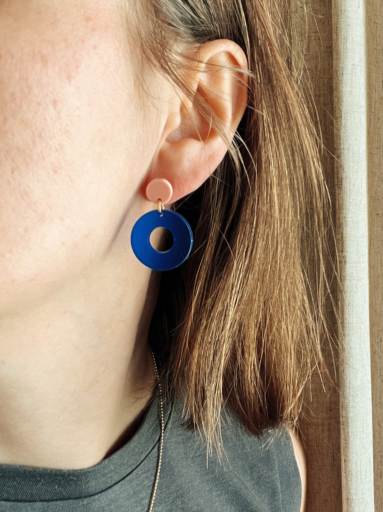rosa-kreis-acryl-ohrstecker mit intensivem tintenblauem ring