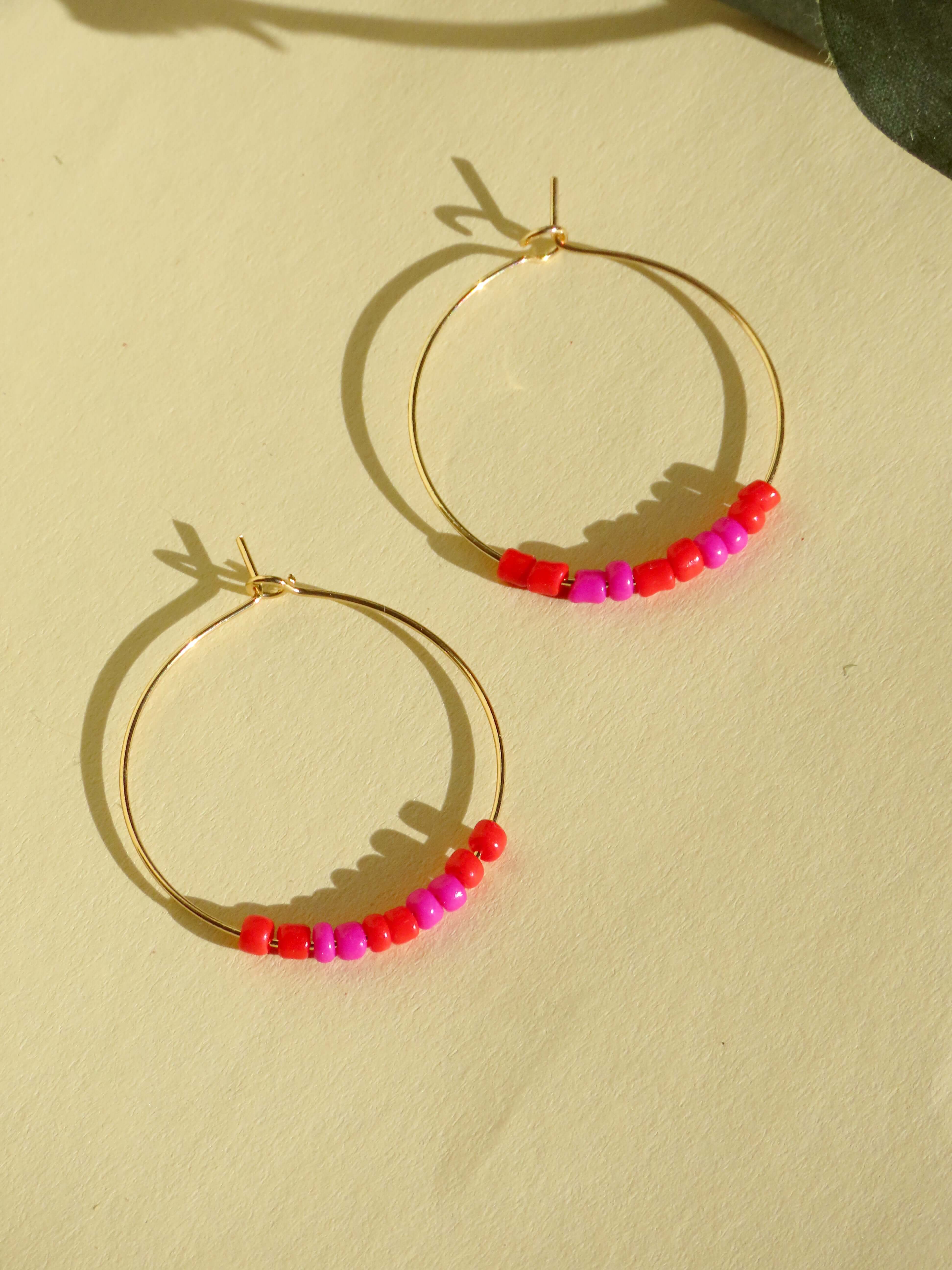 elegante edelstahl-creolen mit farbigen seed beads in rot und pink