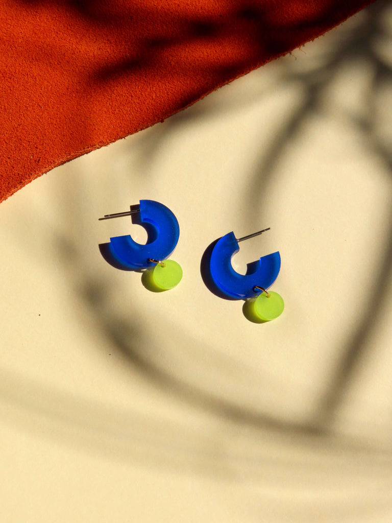 Creolen aus Acryl in Tintenblau mit rundem Anhänger in Limettengrün
