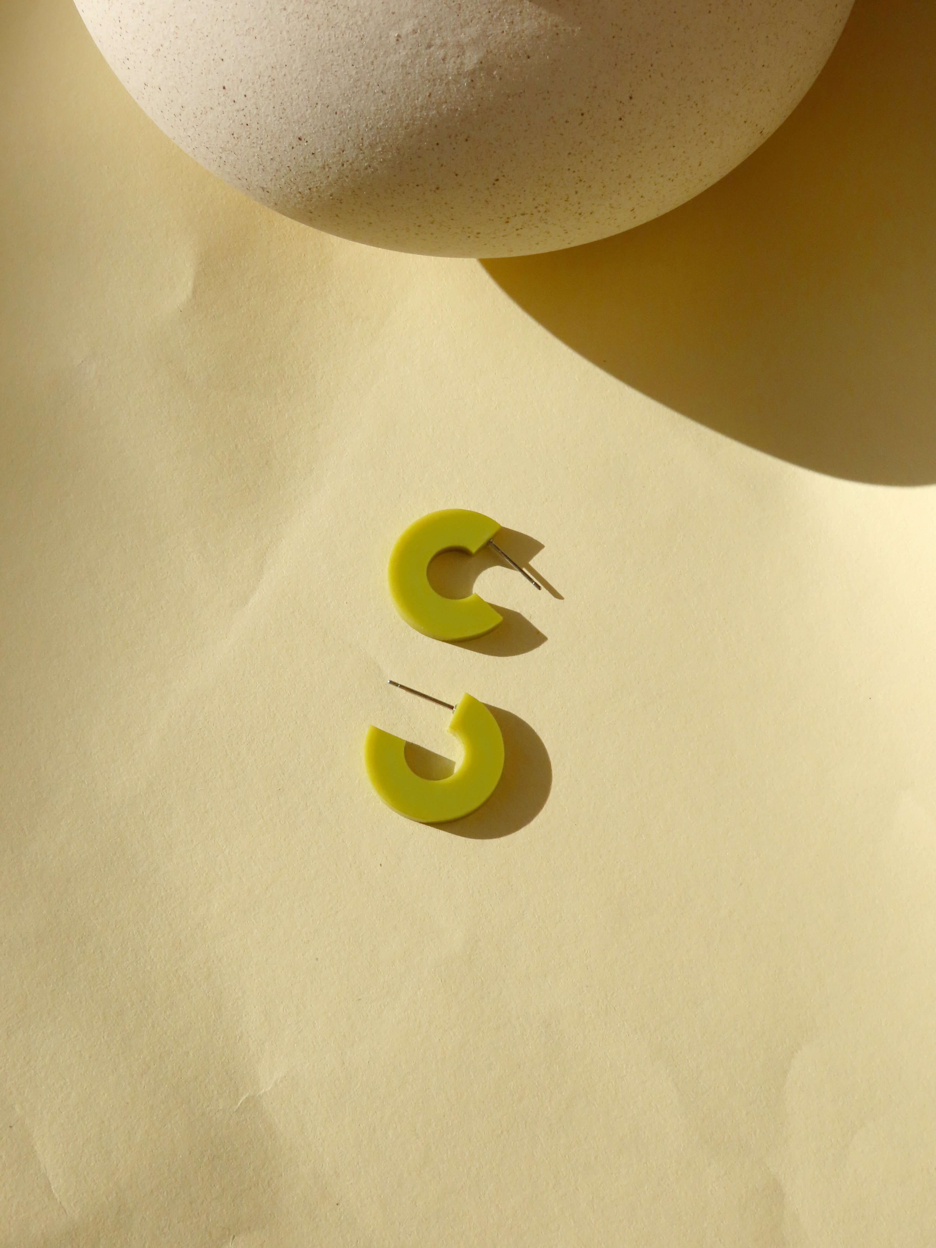 Runde Creolen aus avocadogrünem Acryl mit hautfreundlichem Edelstahlstecker