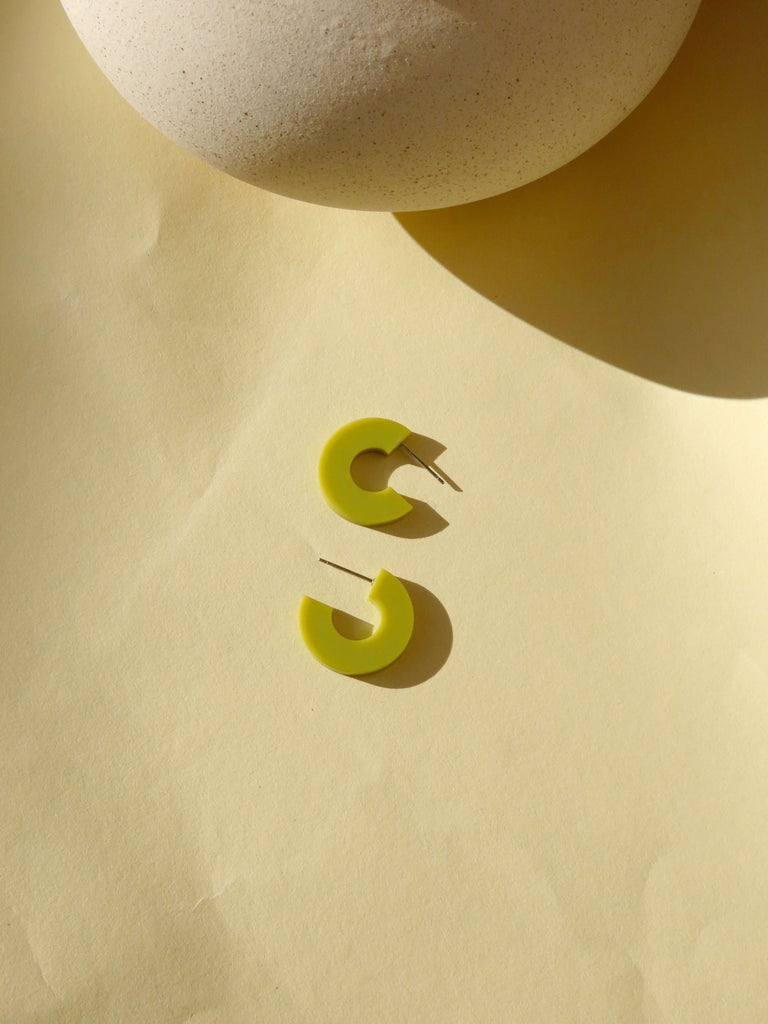 Runde Creolen aus avocadogrünem Acryl mit hautfreundlichem Edelstahlstecker