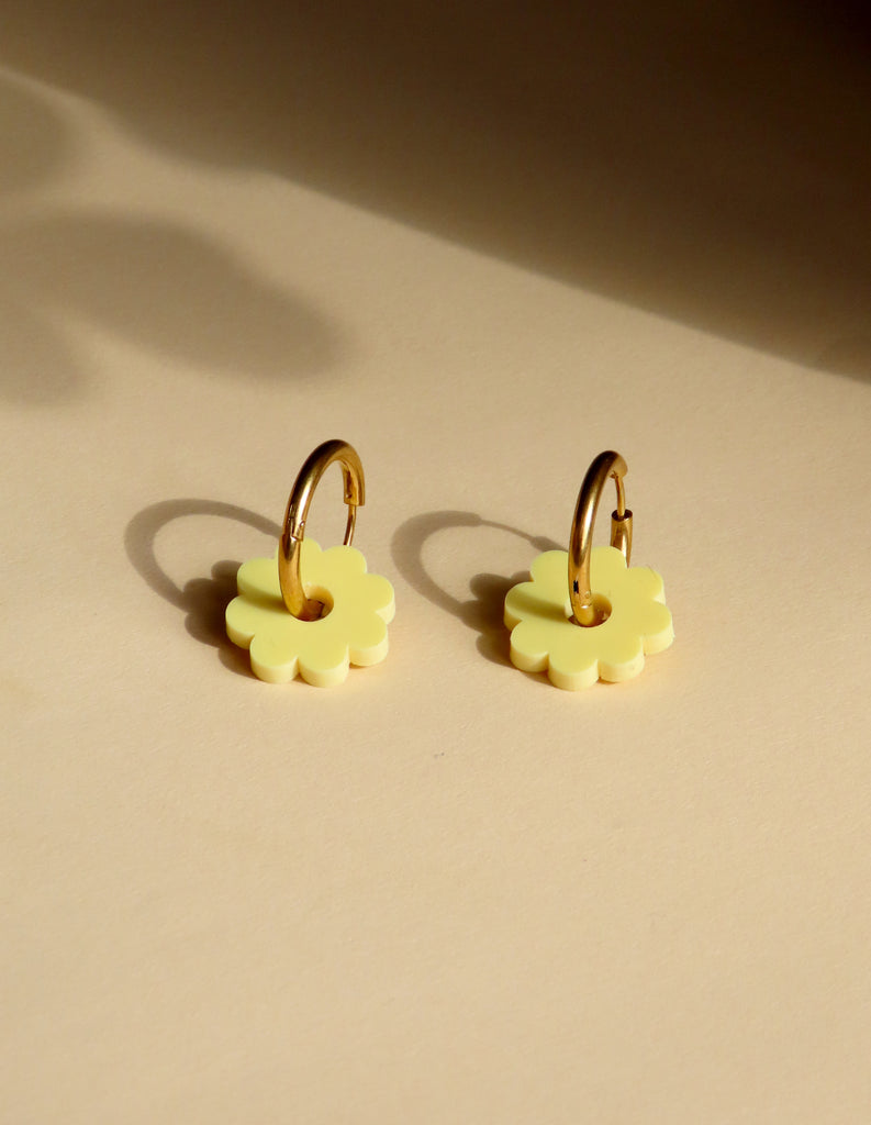 Hellgelbe Acrylblüten an goldfarbenen Creolen aus Edelstahl, runde Form mit zarten Blütenblättern