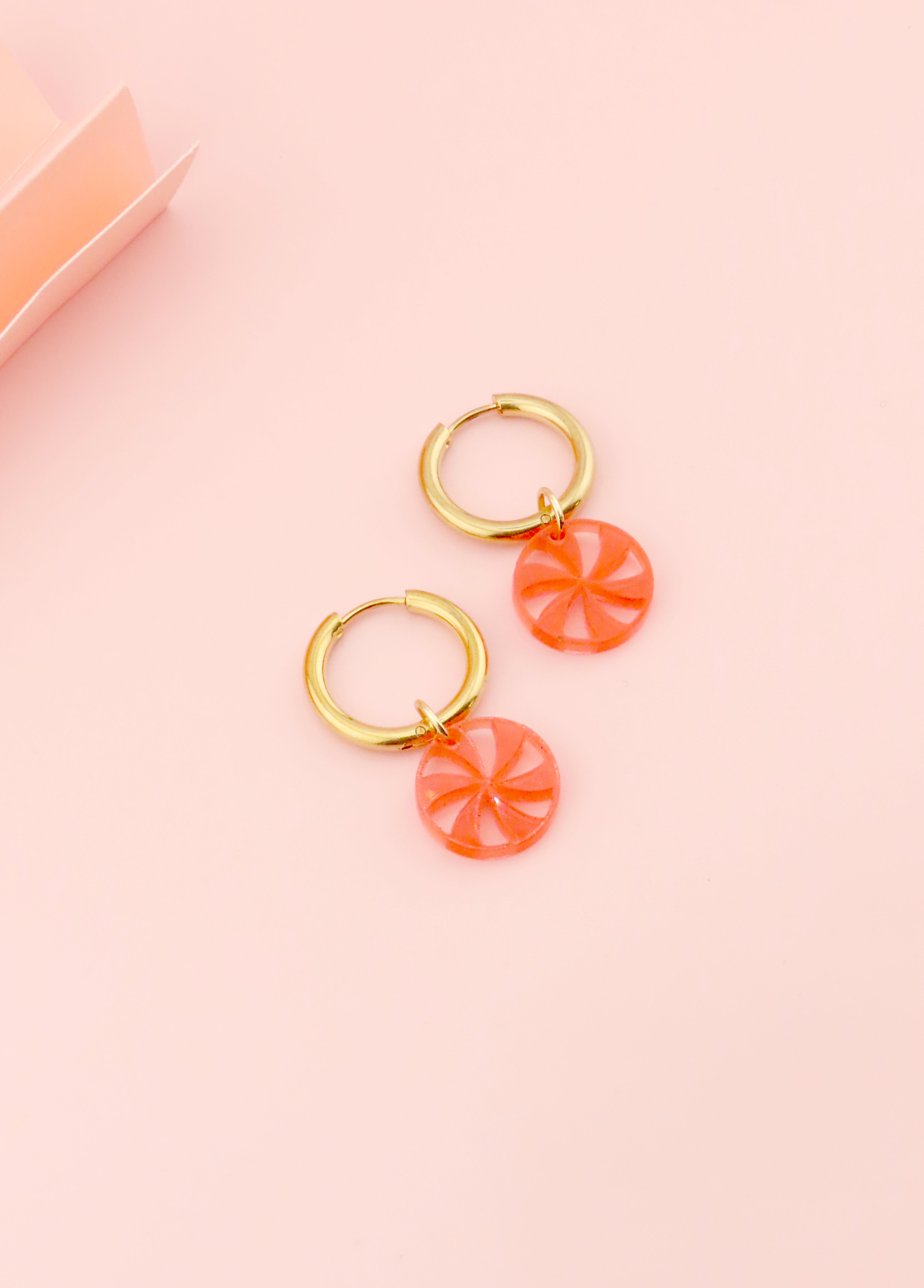 vergoldete creolen aus edelstahl mit klarem rotem peppermint acryl element