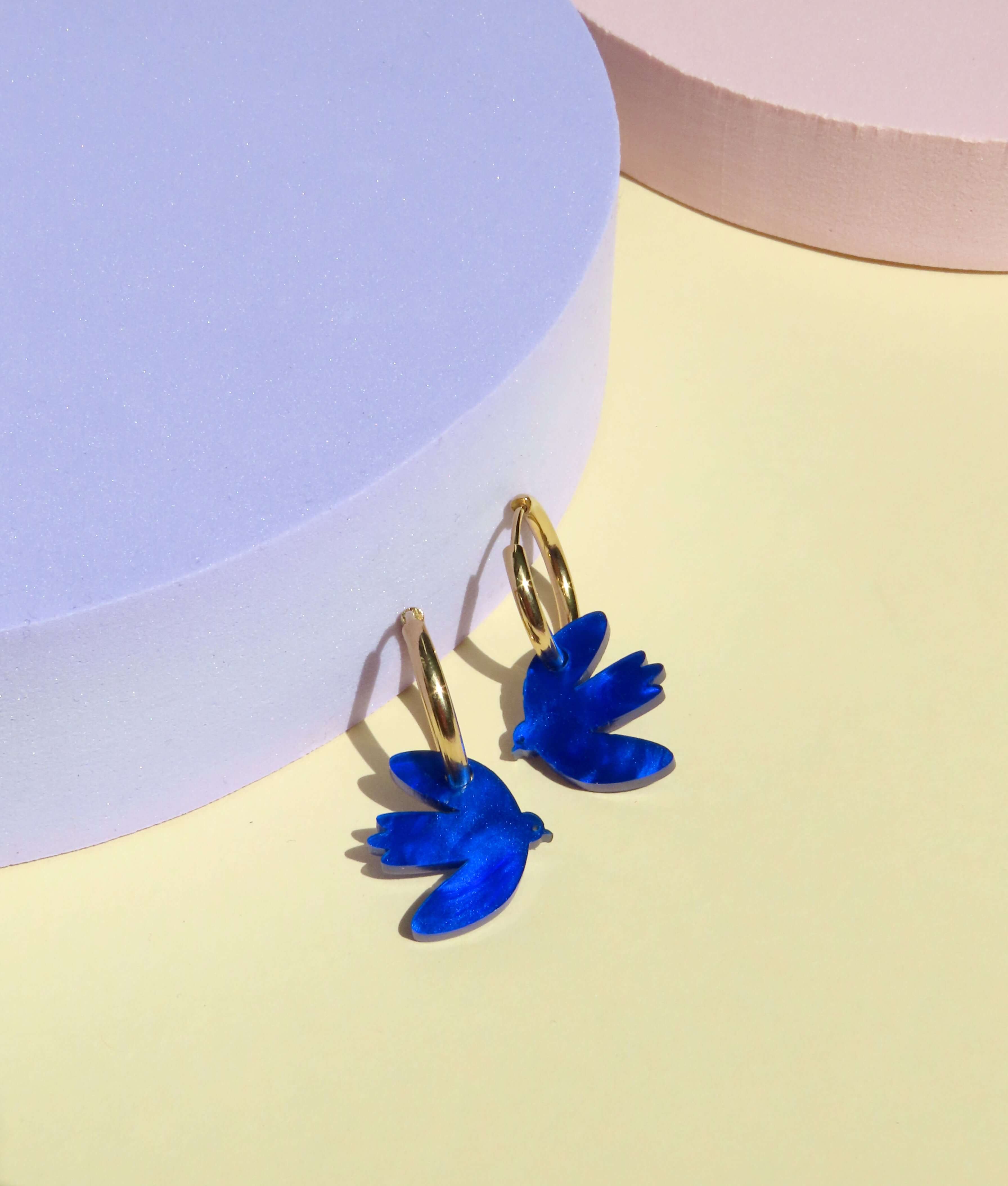 Tintenblaue Dove Creolen aus Edelstahl und Acryl, handgefertigte Ohrringe.