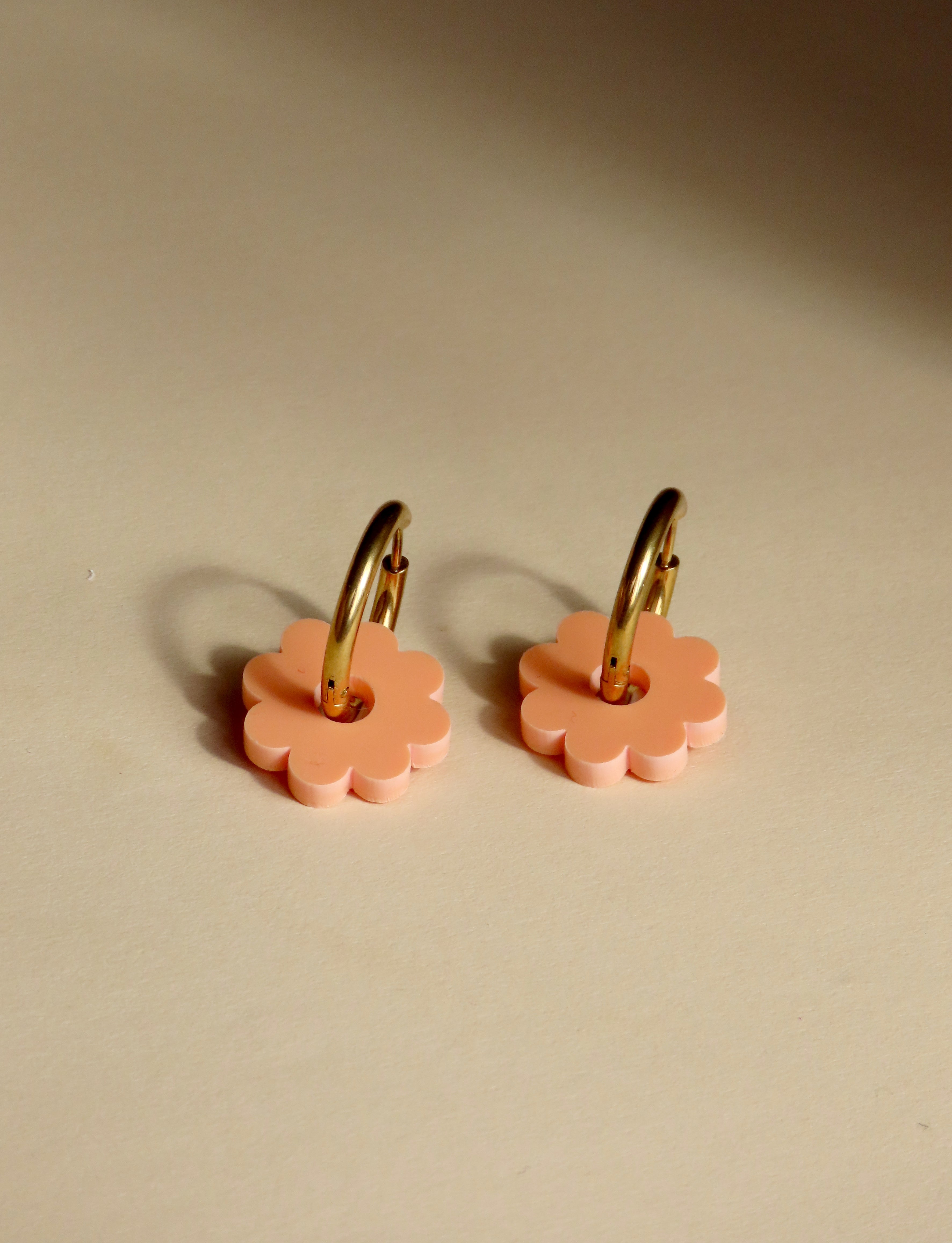 Handgefertigte Creolen mit zarter Acrylblüte in Apricot-Rosa und vergoldetem Edelstahlring