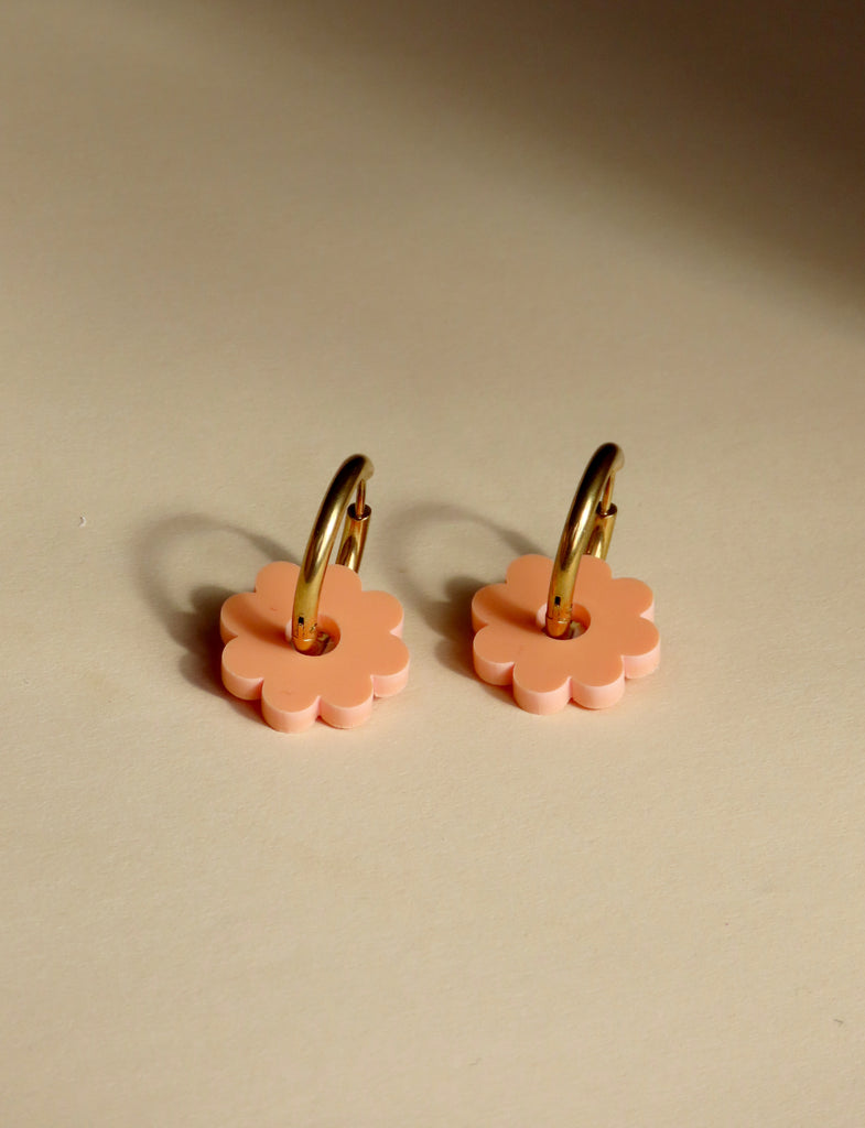 Handgefertigte Creolen mit zarter Acrylblüte in Apricot-Rosa und vergoldetem Edelstahlring