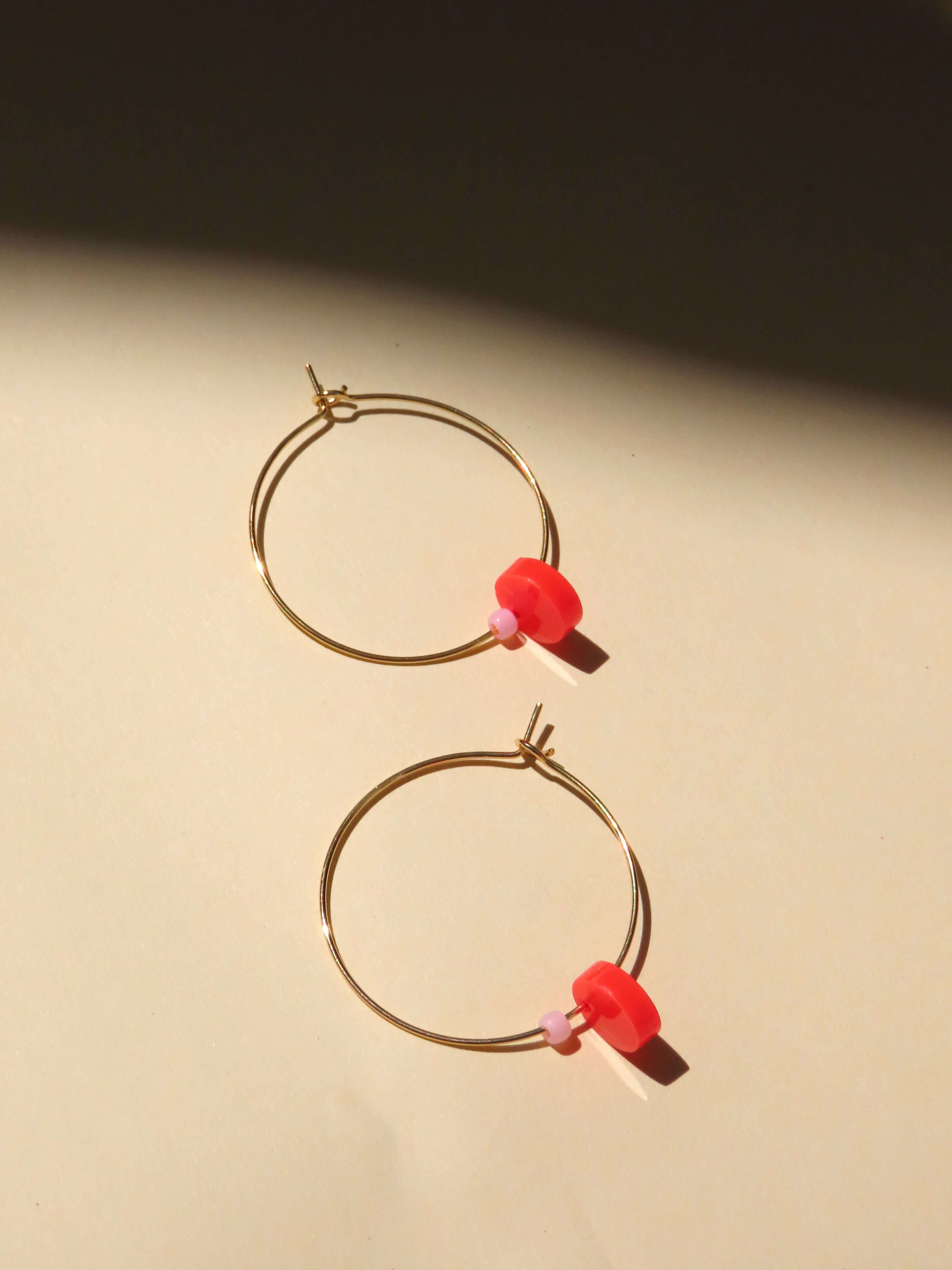 Leichte Hoops aus vergoldetem Edelstahl mit feuerrotem Acryl-Dot und pastellrosa Perle