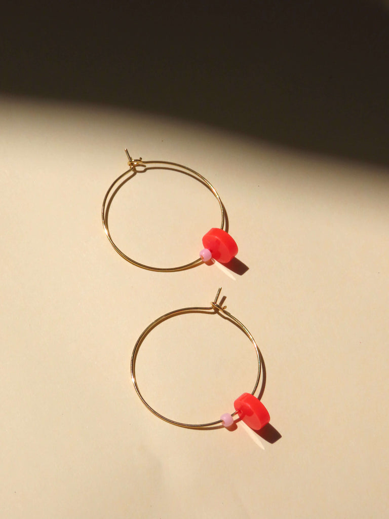 Leichte Hoops aus vergoldetem Edelstahl mit feuerrotem Acryl-Dot und pastellrosa Perle