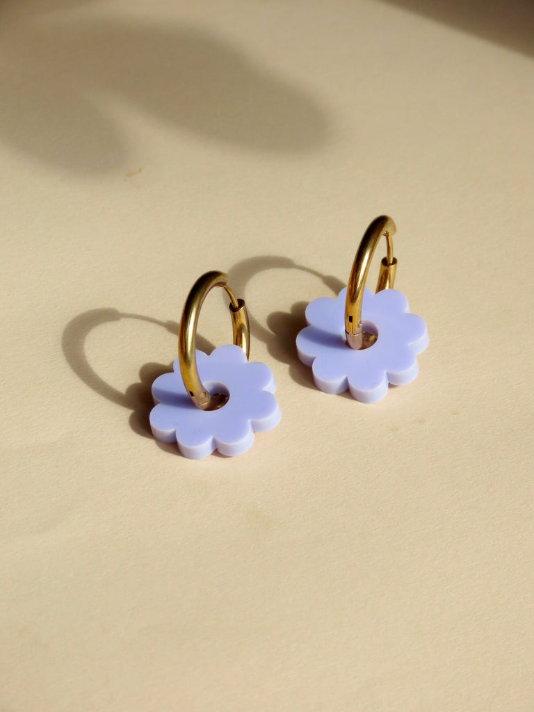 Vergoldete Creolen mit fliederfarbenen Acryl-Blütenanhängern, Durchmesser Creole 16 mm, Blüte 20 mm