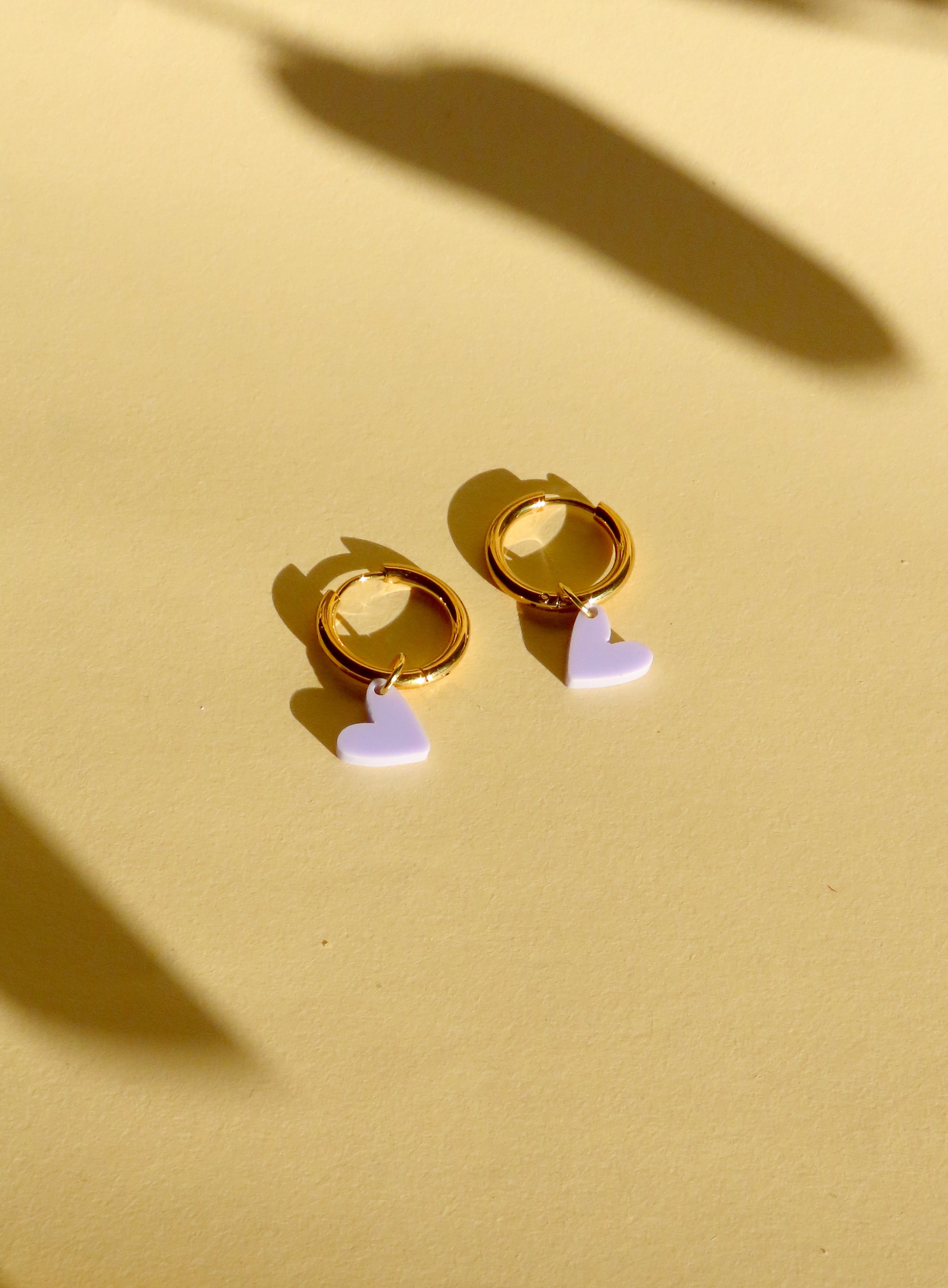 Kleine Herz Creolen mit fliederfarbenem Acrylanhänger und goldfarbenem Edelstahl