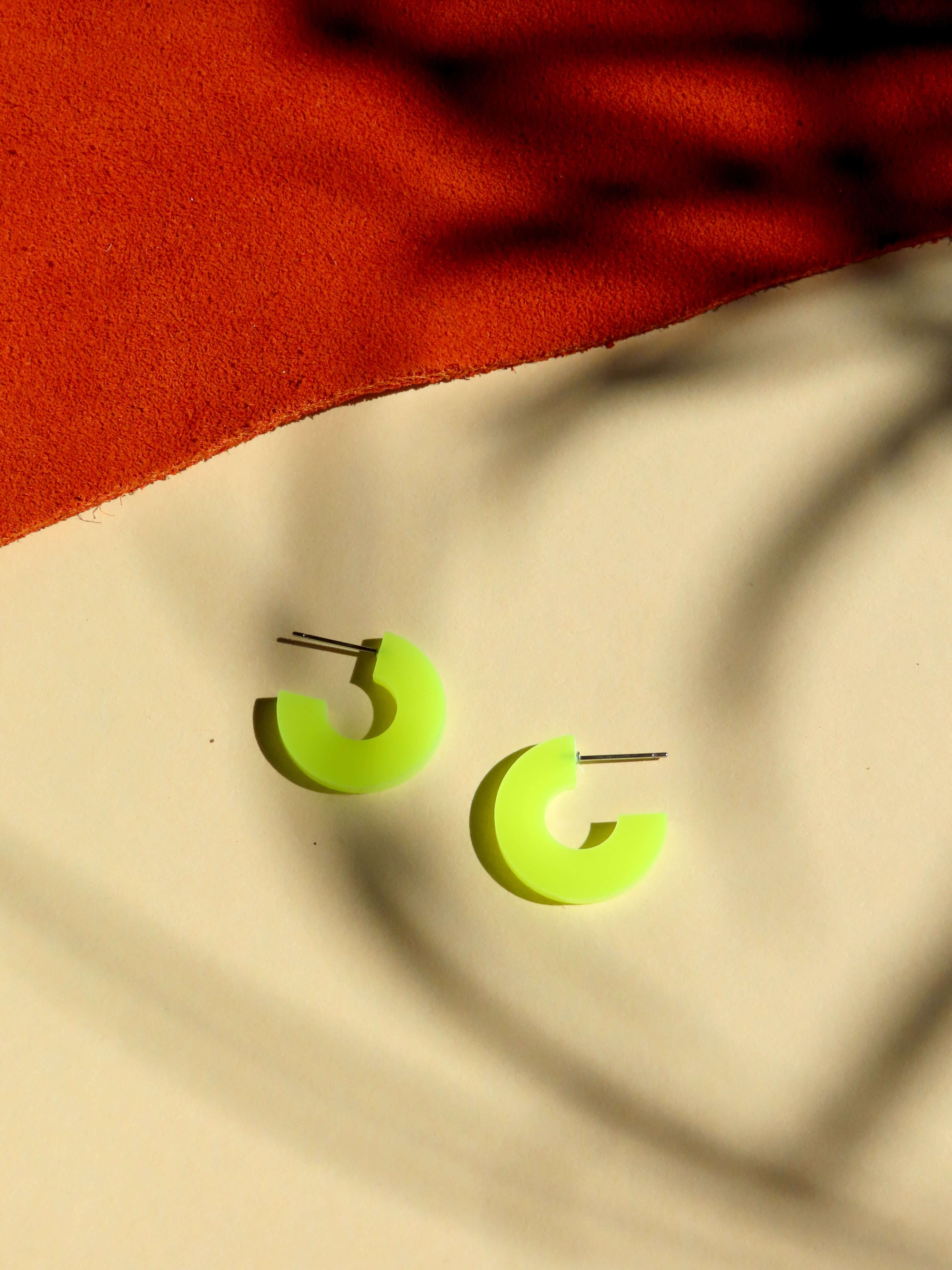 Runde Creolen in C-Form aus neongelbem Acryl mit Edelstahlstecker