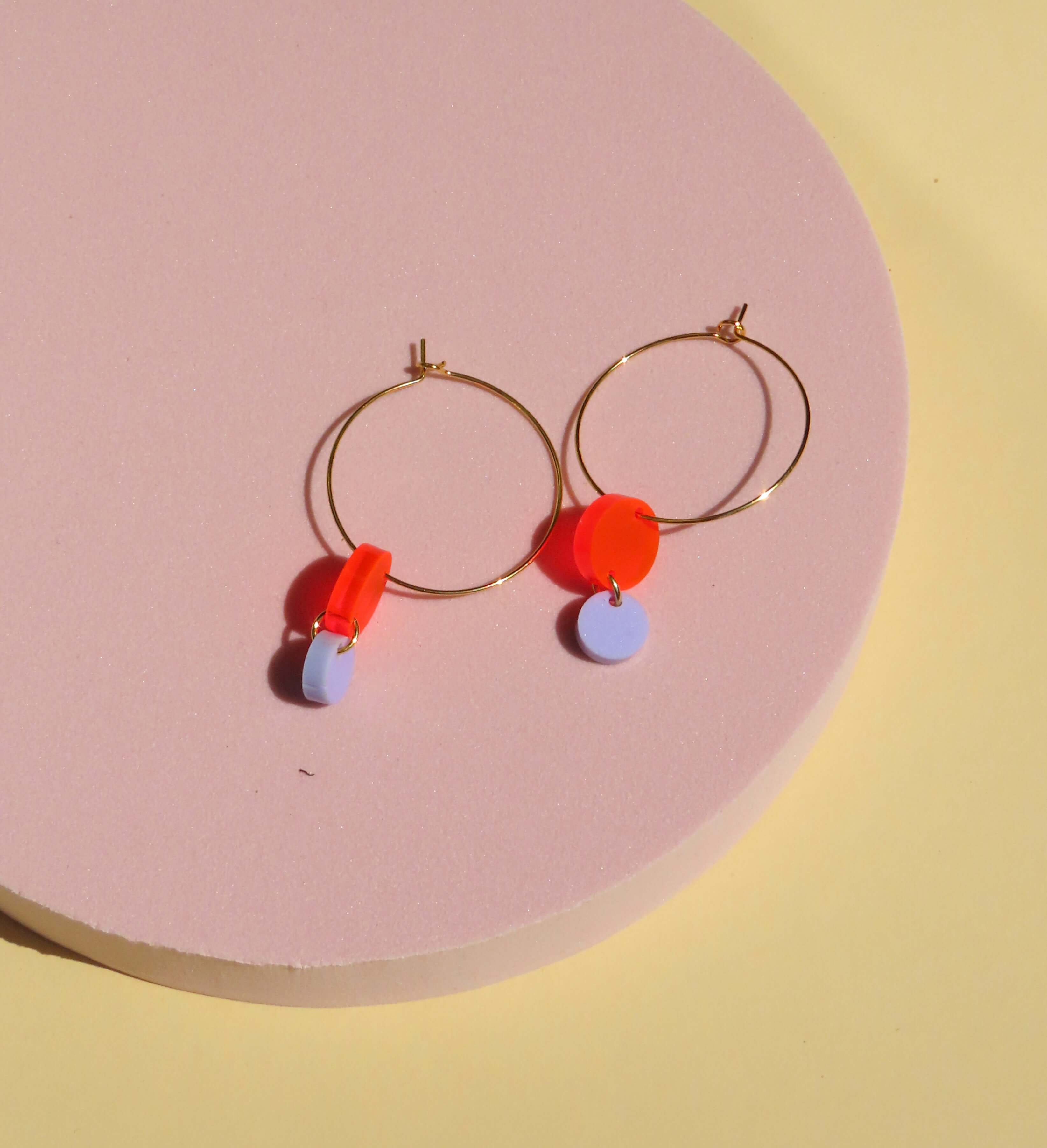 Leichte Ohrringe mit orangefarbenem und fliederfarbenem Acryl-Dot an goldenen Hoops