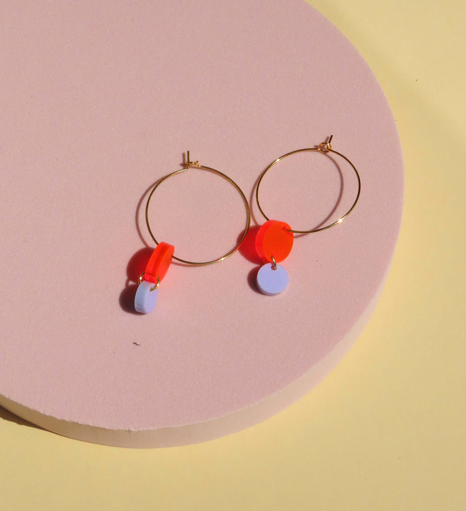 Leichte Ohrringe mit orangefarbenem und fliederfarbenem Acryl-Dot an goldenen Hoops