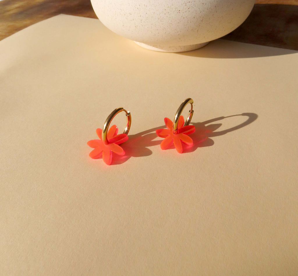 Edelstahl-Creolen mit leuchtend neonorangenen Acrylblumen in Margaritenform