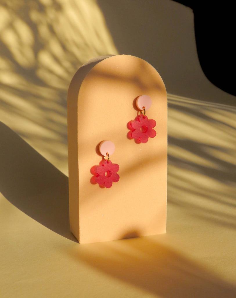 Statement Ohrringe mit rotem Acryl-Blütenmotiv und rosa Edelstahlstecker