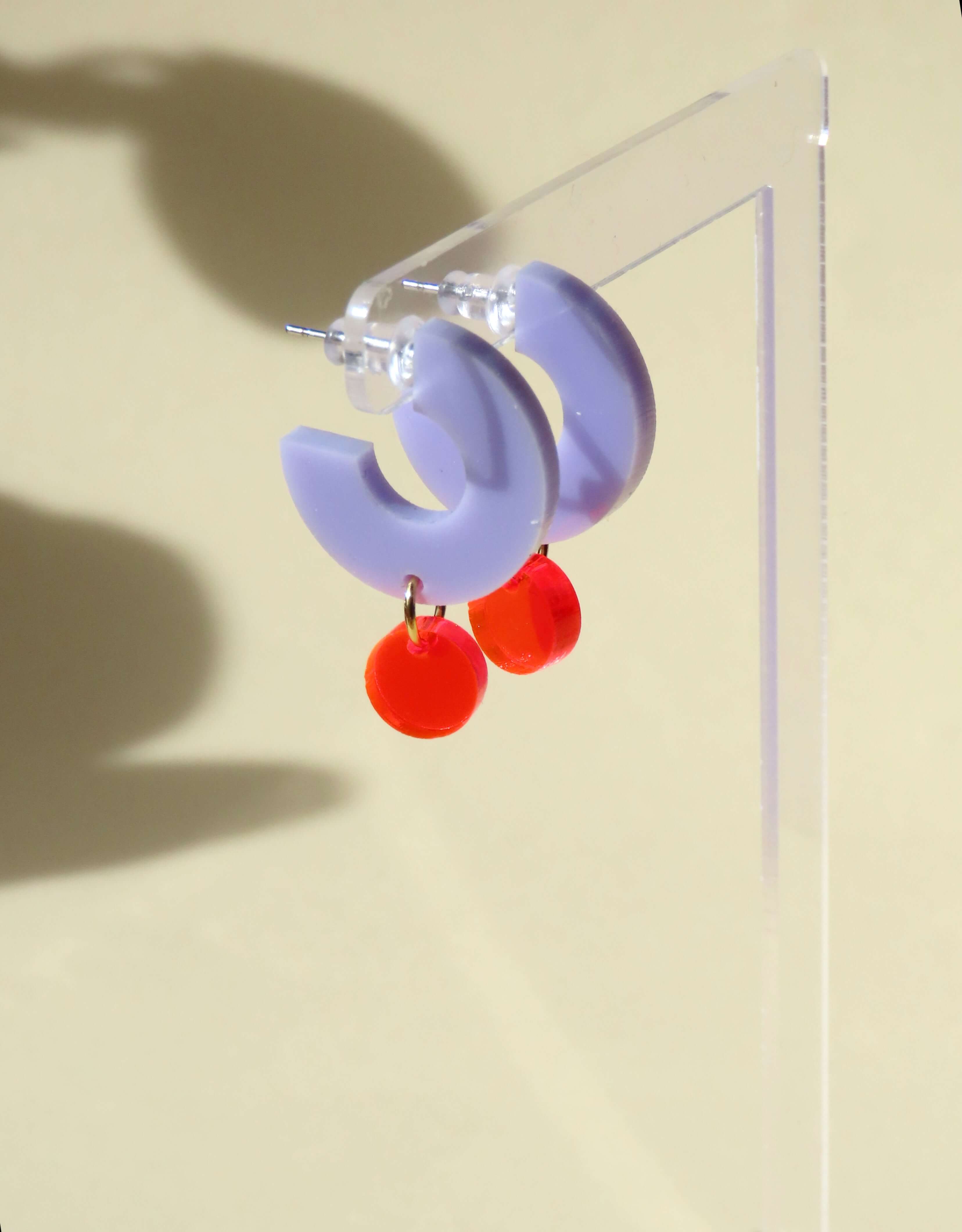 Moderne Halbkreis-Ohrringe in Flieder mit kontrastierendem neonroten Acryl-Element