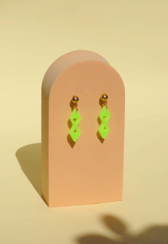 Statement Ohrstecker aus Acryl in Neon-Gelb-Grün mit markanter Doppelrauten-Form