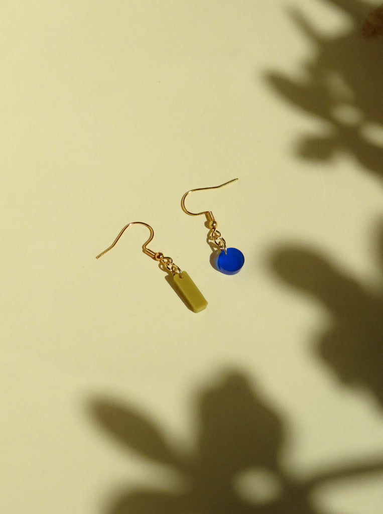 Asymmetrische Ohrhänger aus Acryl mit rundem blauem Dot und avocadofarbenem Stick an vergoldeten Edelstahlhaken