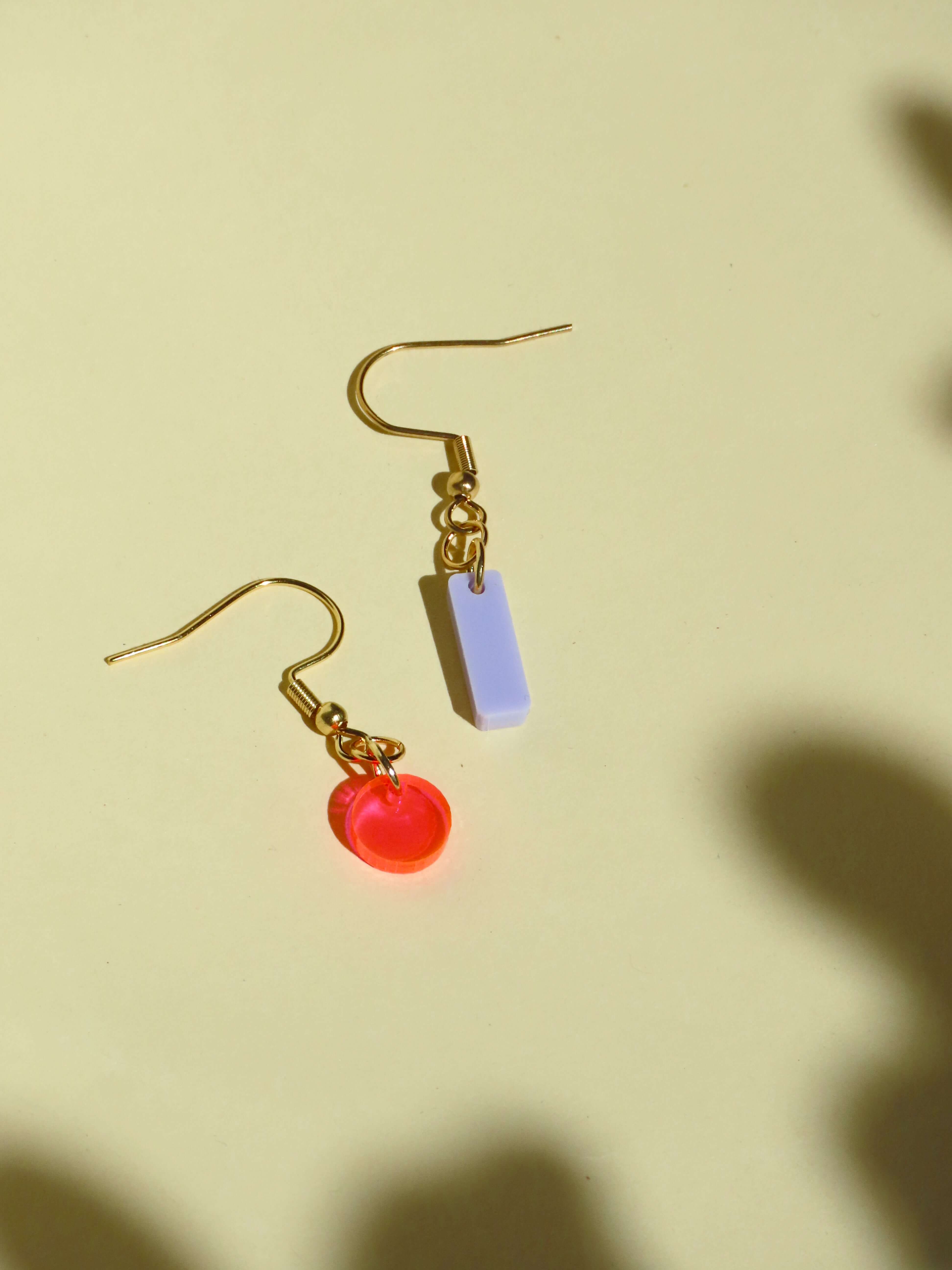 Asymmetrische Acryl Ohrhänger mit neonpinkem Kreis und fliederfarbenem Stick, vergoldeter Edelstahlhaken