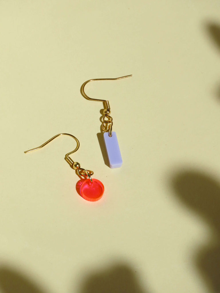 Asymmetrische Acryl Ohrhänger mit neonpinkem Kreis und fliederfarbenem Stick, vergoldeter Edelstahlhaken