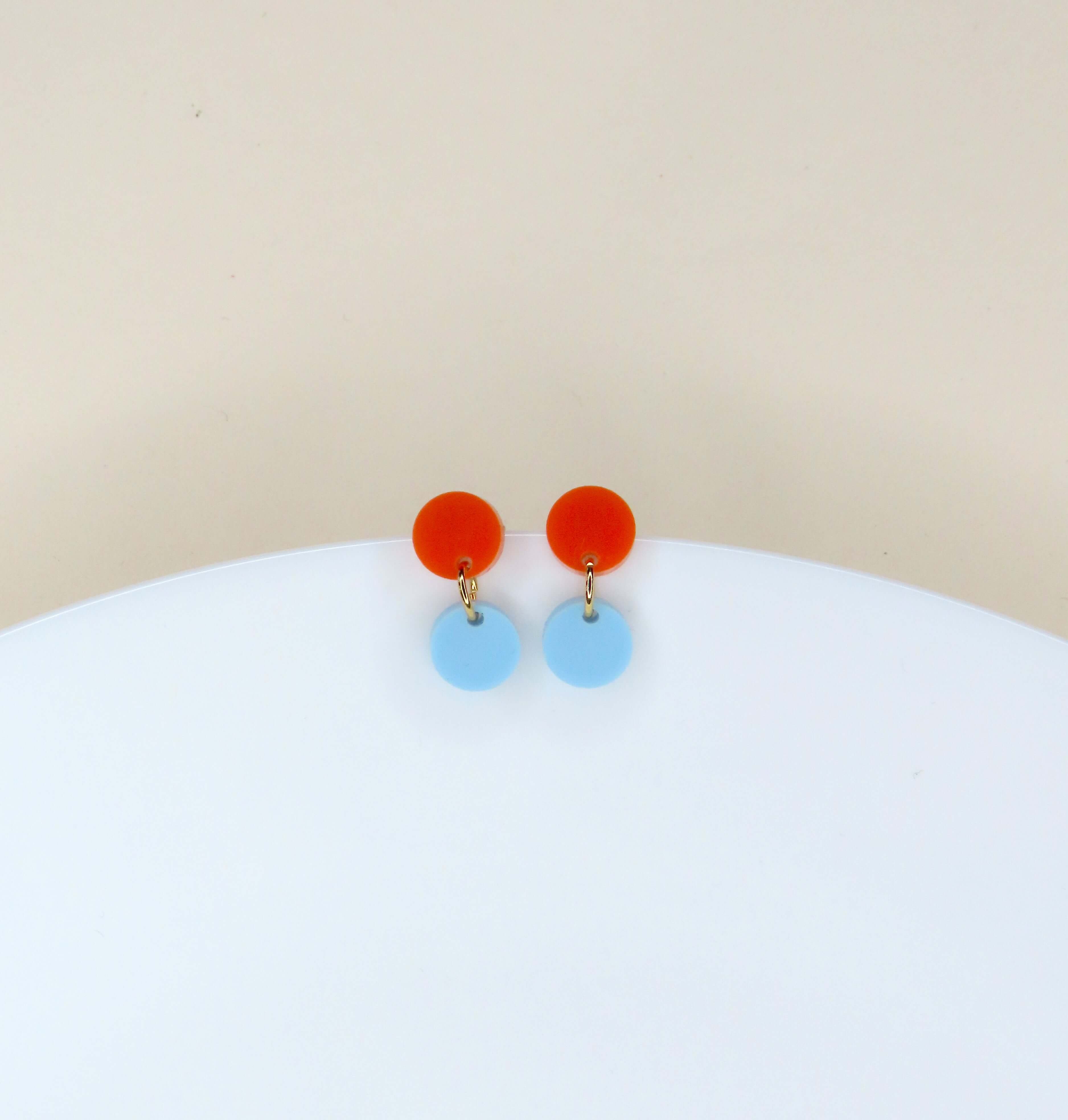 Zwei Dotty Acryl Ohrringe mit orangefarbenem Kreis und himmelblauem Kreisanhänger, Edelstahlstecker