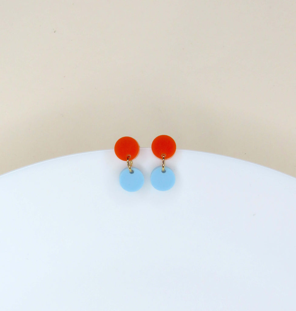 Zwei Dotty Acryl Ohrringe mit orangefarbenem Kreis und himmelblauem Kreisanhänger, Edelstahlstecker