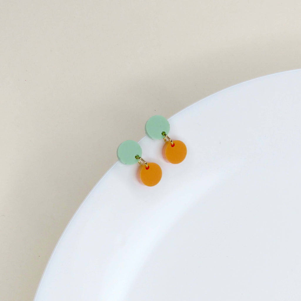 Moderne Dotty Ohrringe in runder Form, Acryl Anhänger in Grün und Orange