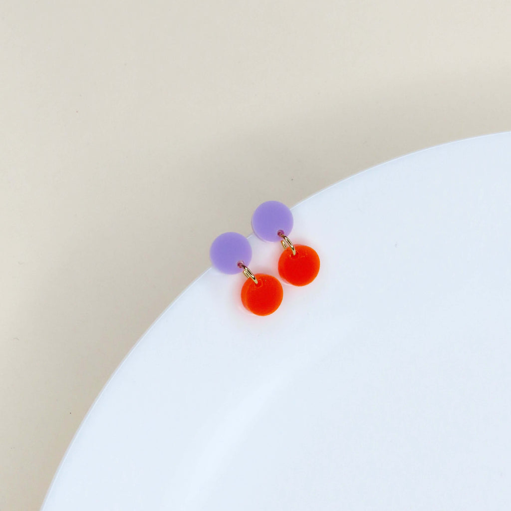 Handgefertigte Dotty Ohrringe mit fliederfarbenem Stecker und orangefarbenem Acrylanhänger