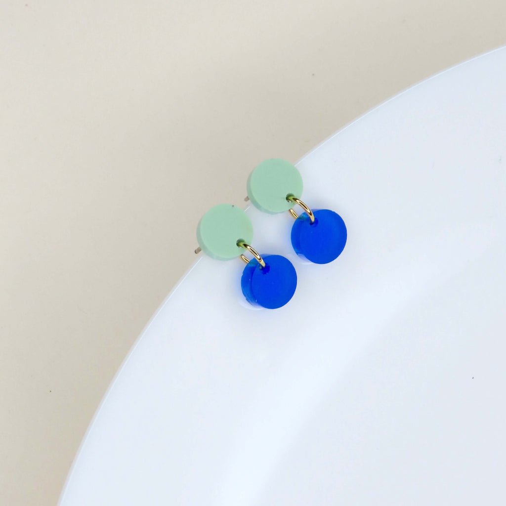 Handgefertigte Acryl-Ohrstecker in Pastellgrün und Royalblau mit glänzender Oberfläche und Edelstahlstecker