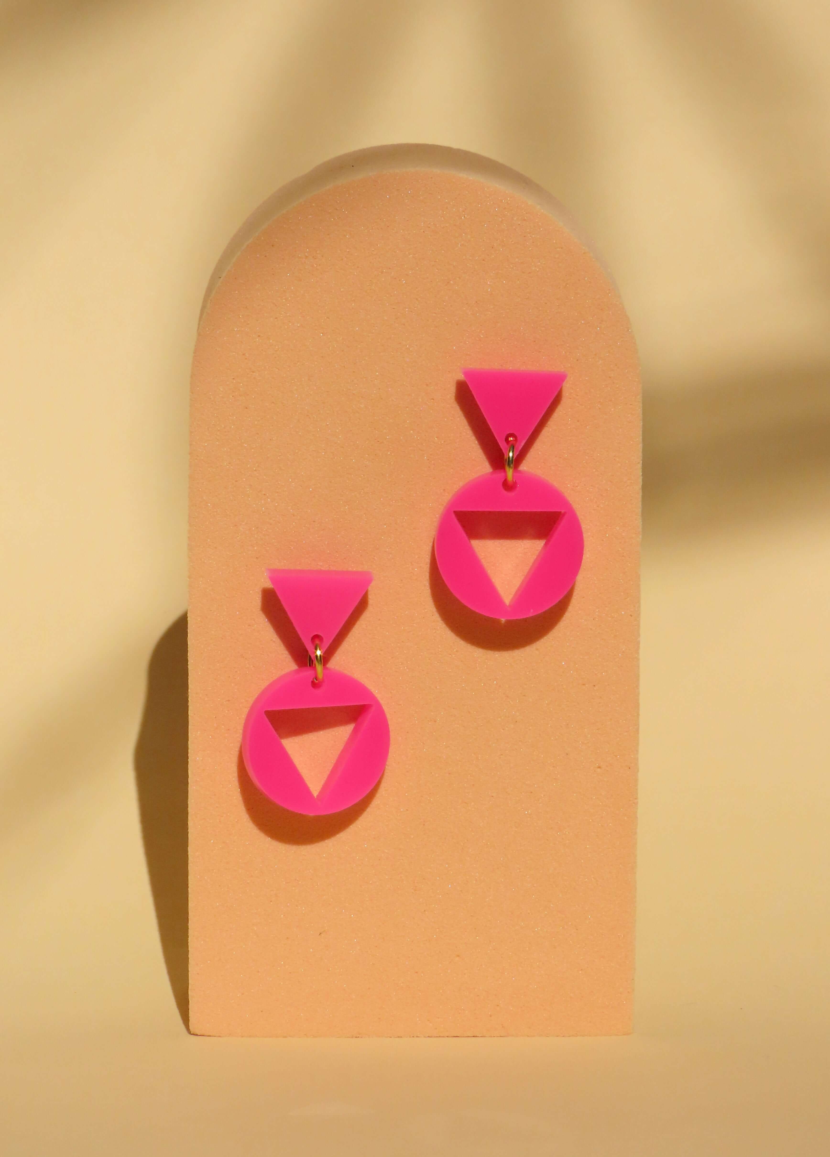 Kräftig pinke geometrische Ohrhänger aus Acryl mit Dreieck und Kreis, glänzende Oberfläche, Edelstahl Stecker