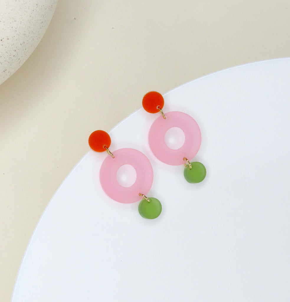 leichte acryl-ohrringe mit orange, eisrosa und transparent oliv kreisen in geometrischem design