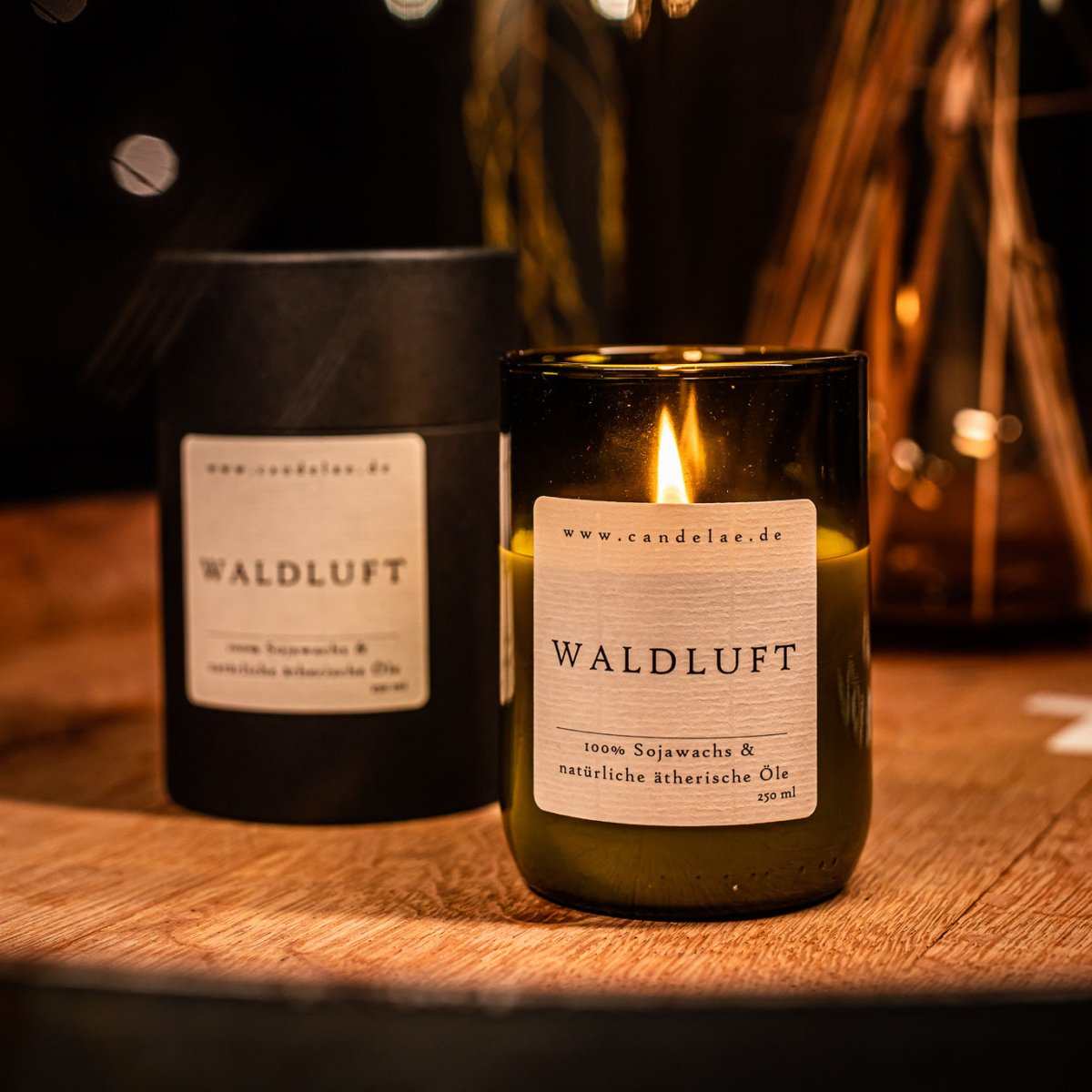Waldluft Duftkerze – Sojawachs Kerze mit natürlichem Waldduft aus recycelter Weinflasche