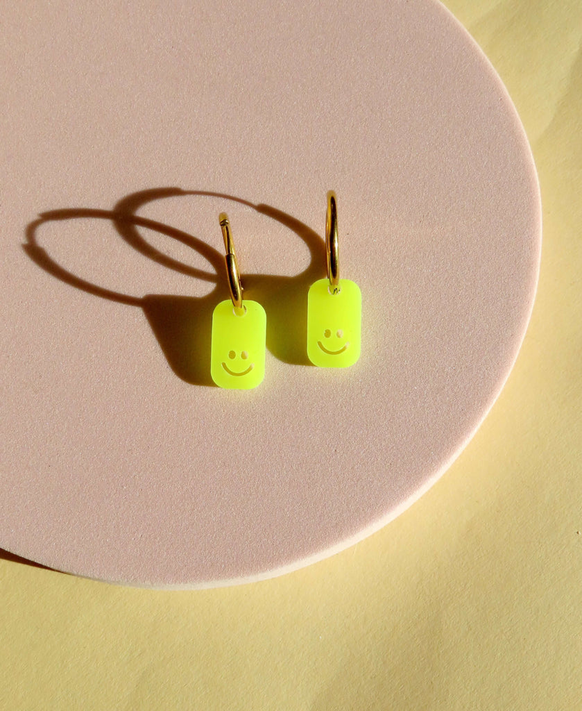 Eckige Neon Acryl Smiles Ohrringe mit Edelstahl Creolen, fröhliches Gesichtsmotiv