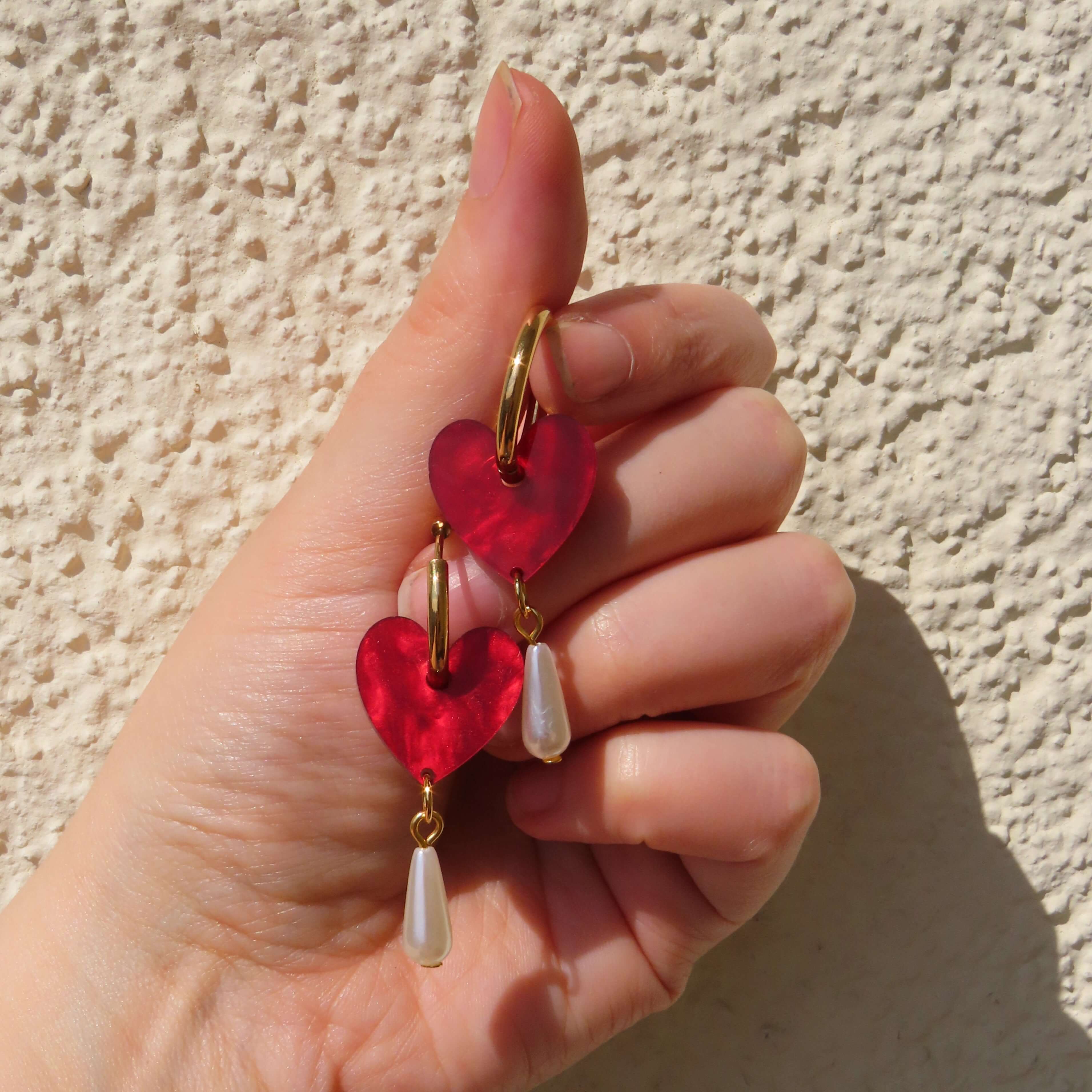 Rote Herz-Creolen aus Acryl mit goldener Edelstahl-Öse und tropfenförmiger Kunststoffperle