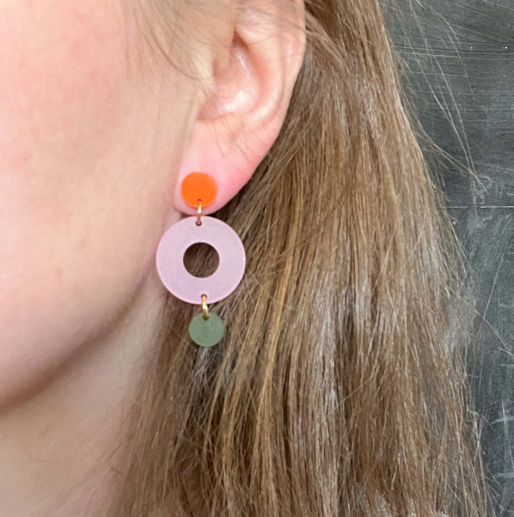 dangle-ohrringe aus acryl mit orange scheibe, rosa ringform und transparent oliv scheibe